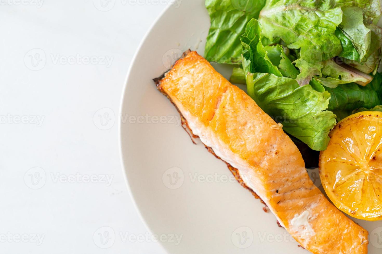steak de saumon frit au citron et légumes photo