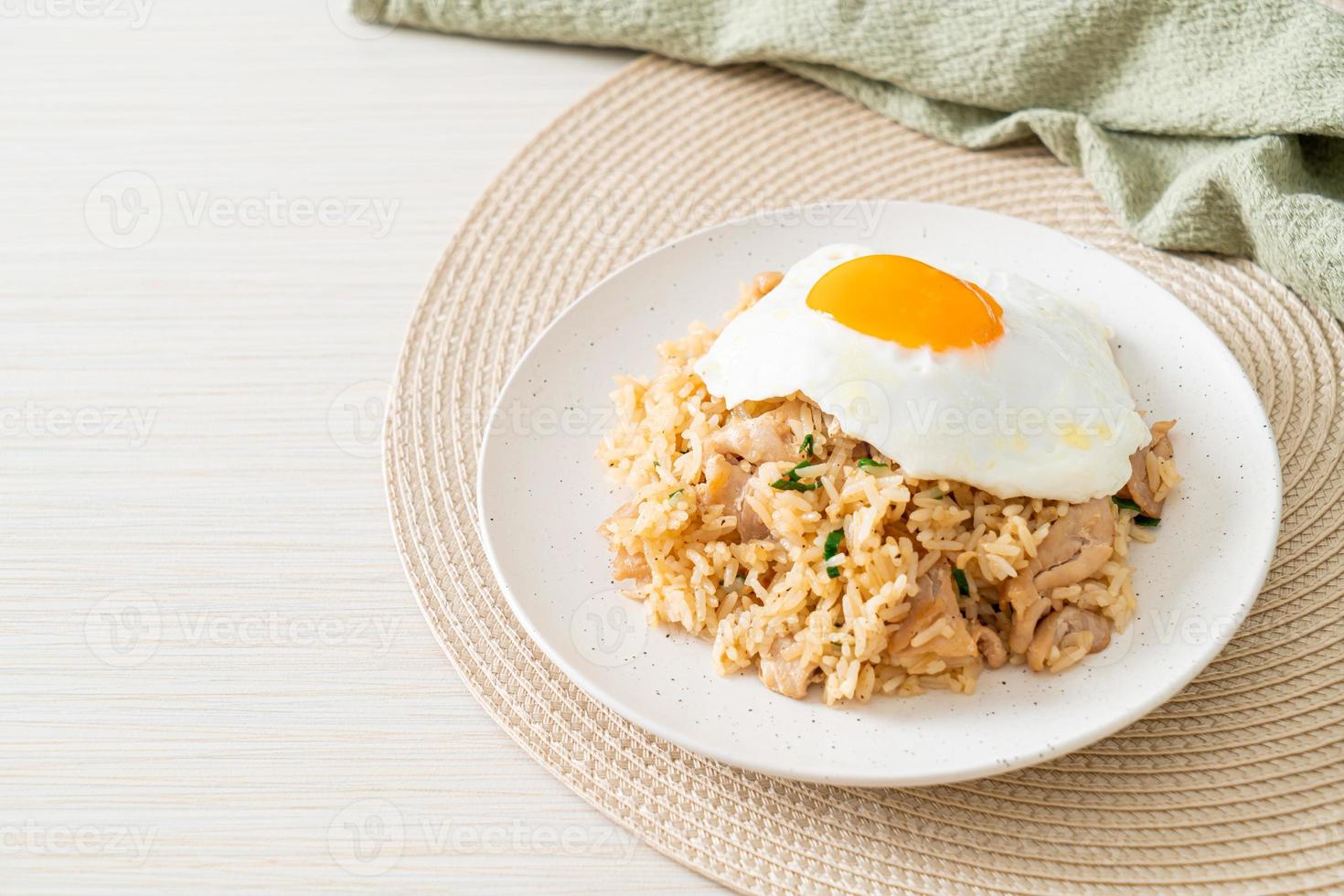 riz sauté au porc et œuf au plat à la japonaise photo