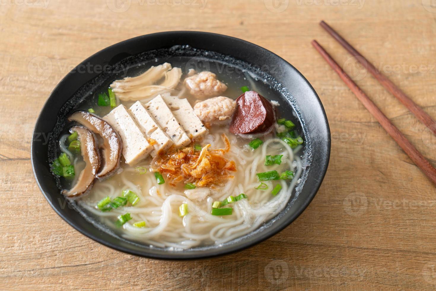 soupe de nouilles de riz vietnamienne avec saucisse vietnamienne servie légumes et oignon croustillant photo