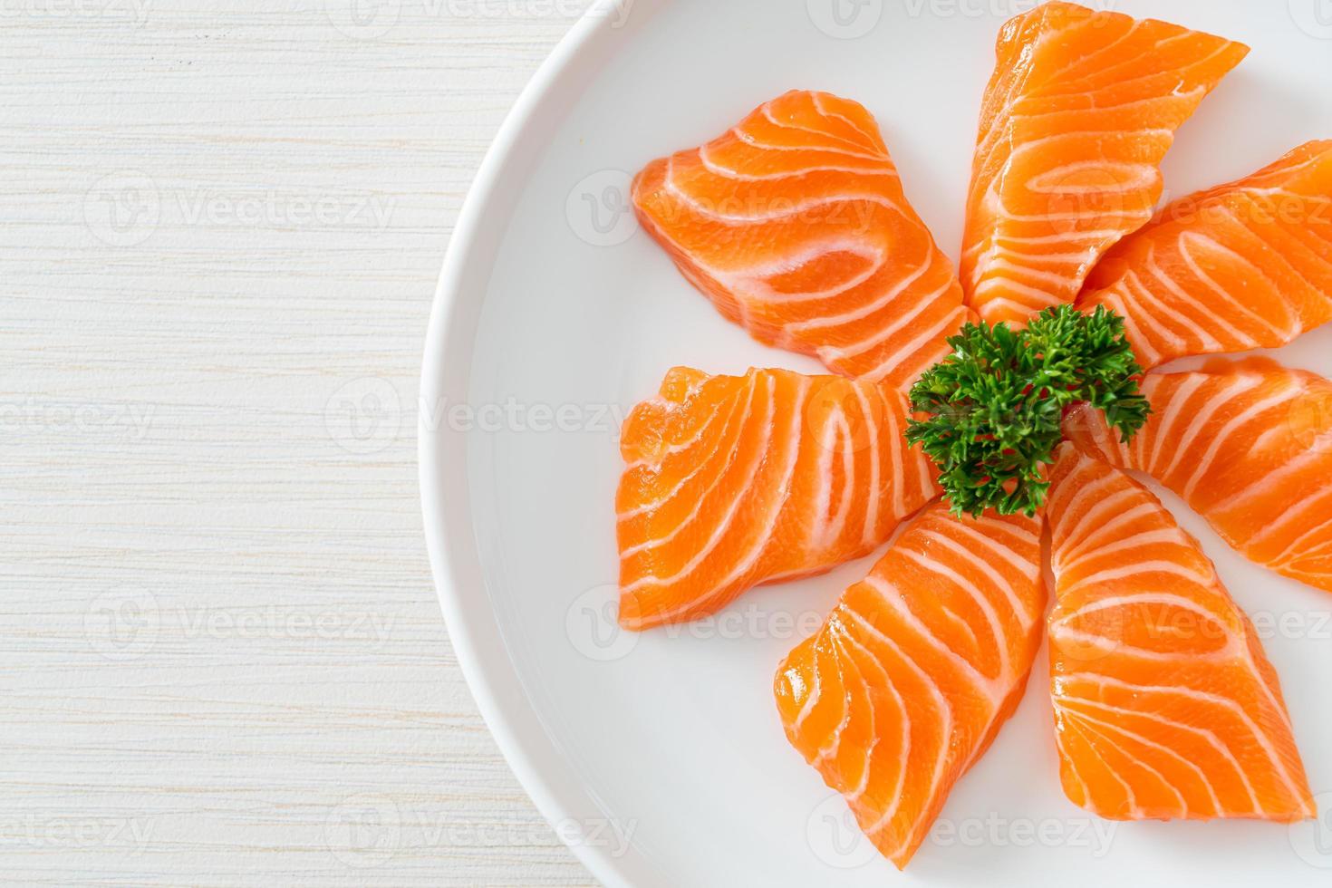 sashimi cru de saumon frais sur plaque photo