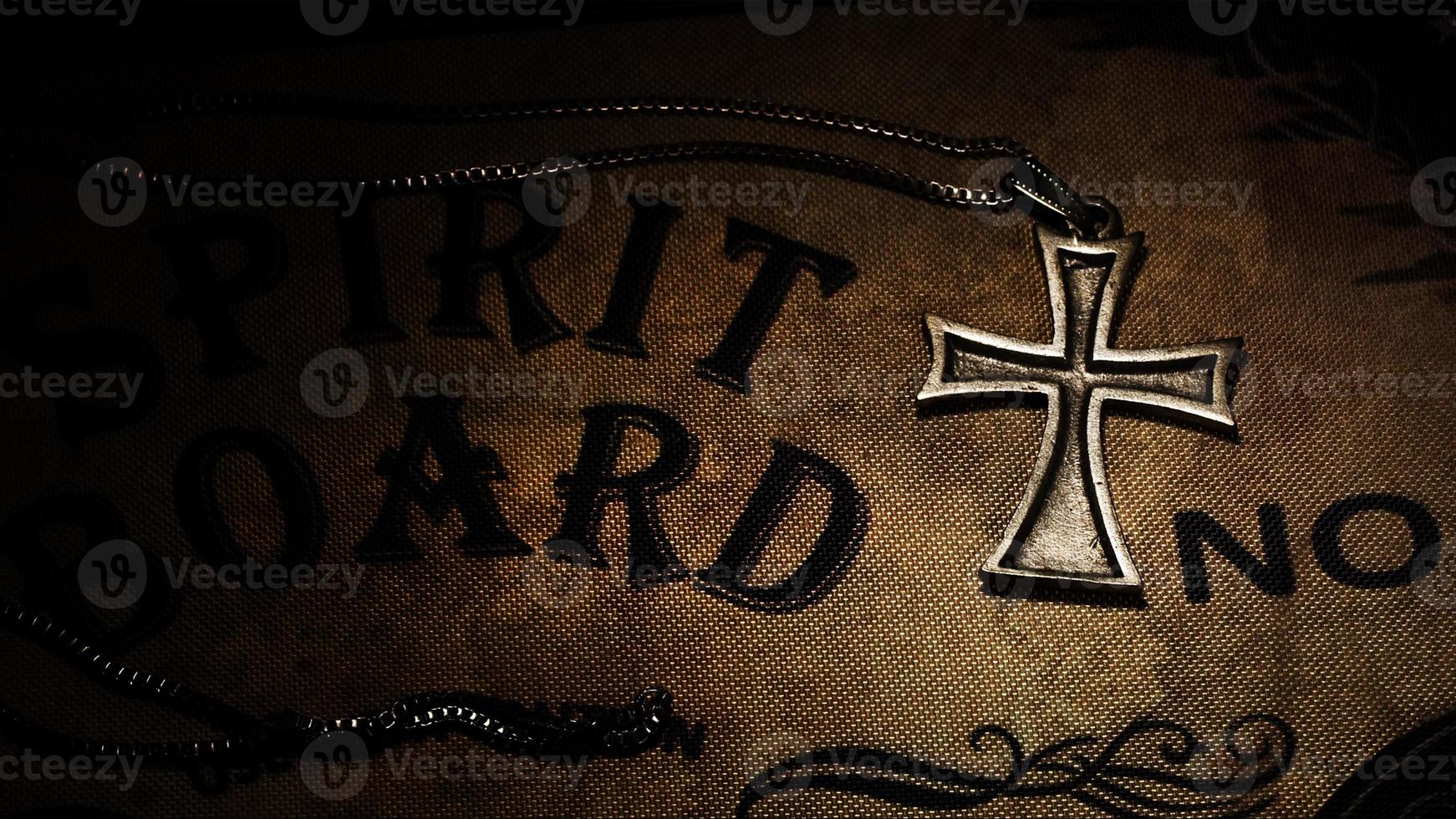 croix de symbole chrétien sur la planche de sorcière ouija photo