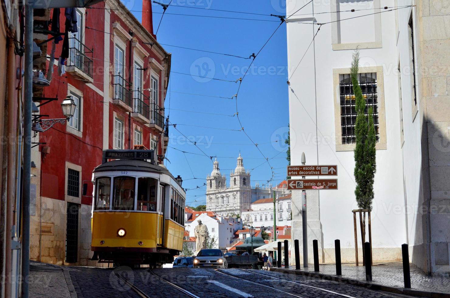 Lisbonne: tramway jaune et église sur une colline photo