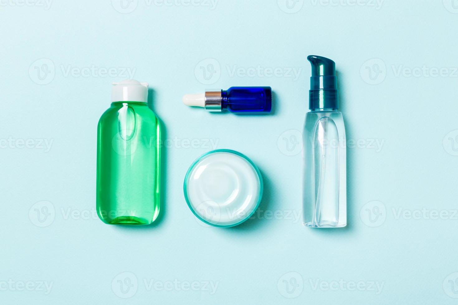maquette de marque de spa cosmétique, vue de dessus avec espace de copie. ensemble de tubes et pots de crème à plat sur fond bleu photo