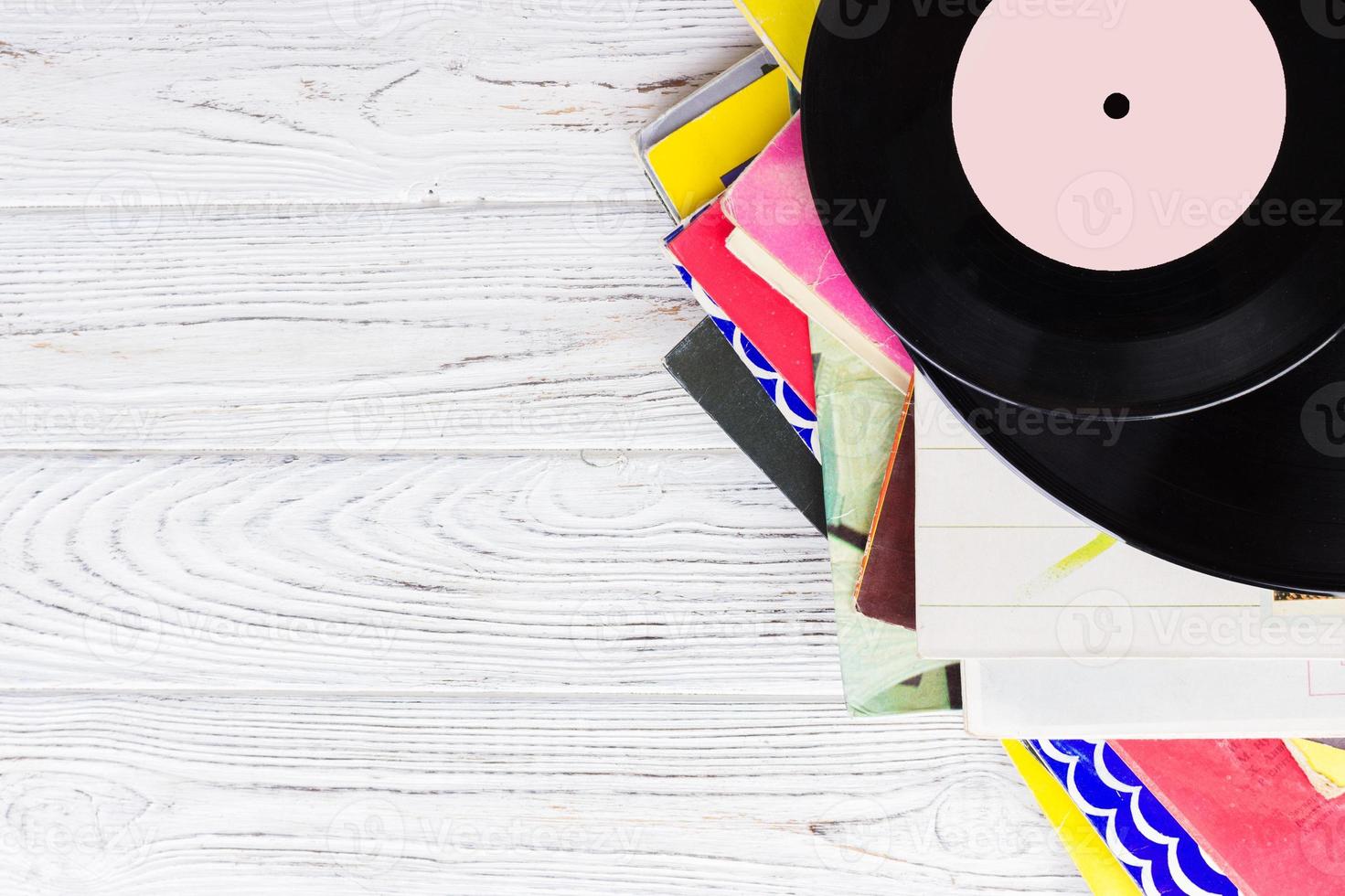 disques vinyles noirs sur la table en bois, mise au point sélective avec espace de copie. vue de dessus photo