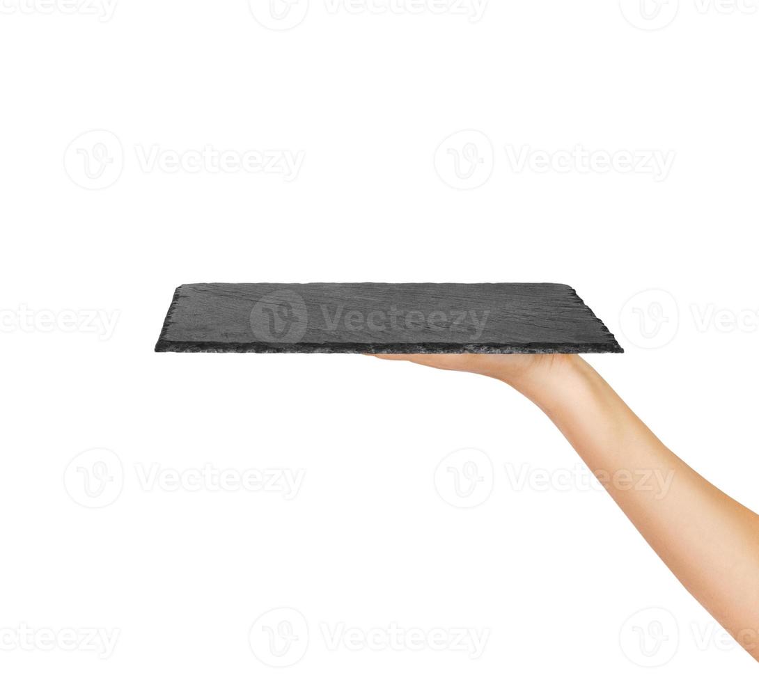main de femme tenant un plateau d'ardoise carré vide. modèle de vue en perspective pour votre conception. isolé sur fond blanc photo