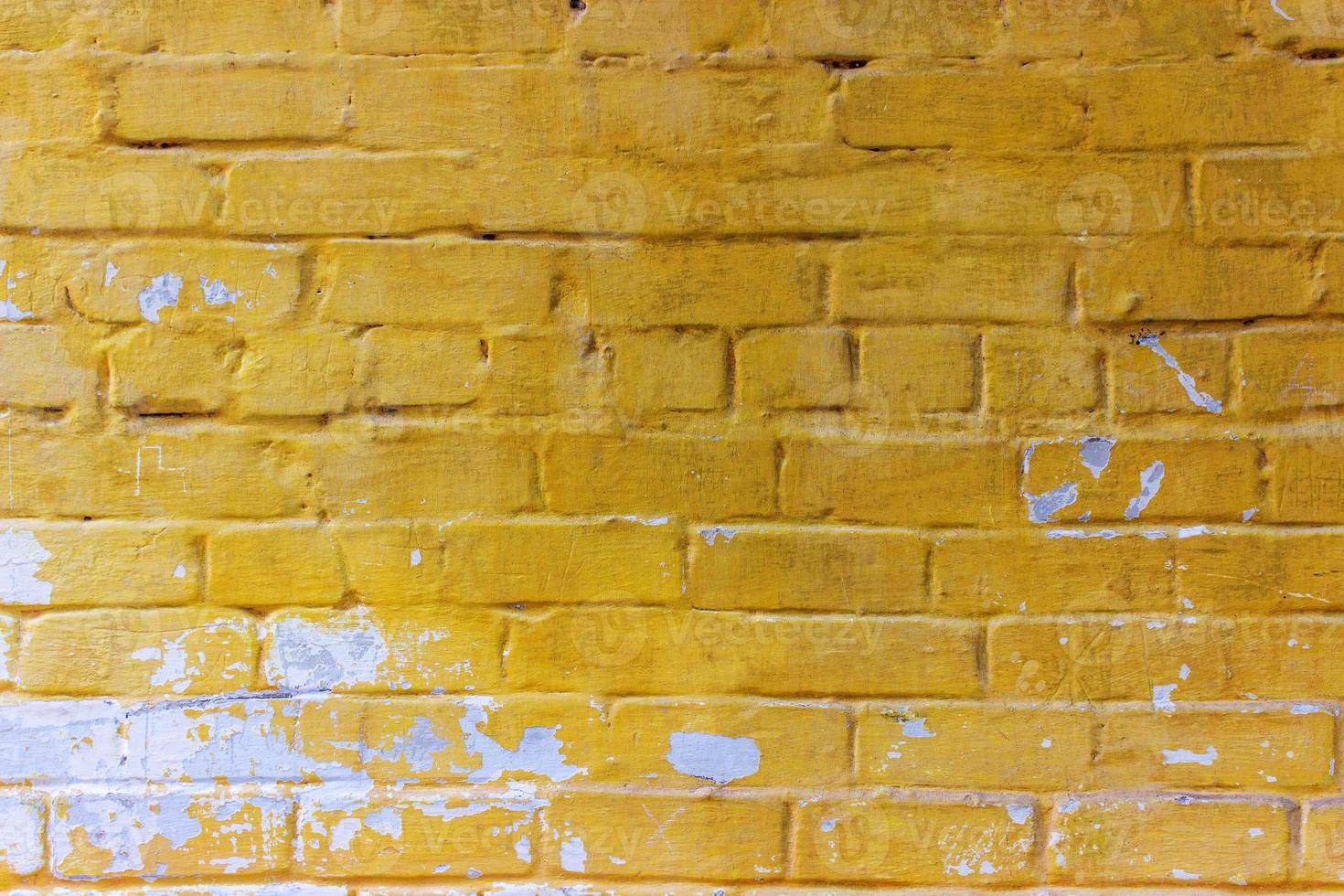 fond de vieux mur de brique sale vintage avec du plâtre écaillé. arrière-plan ou texture. photo