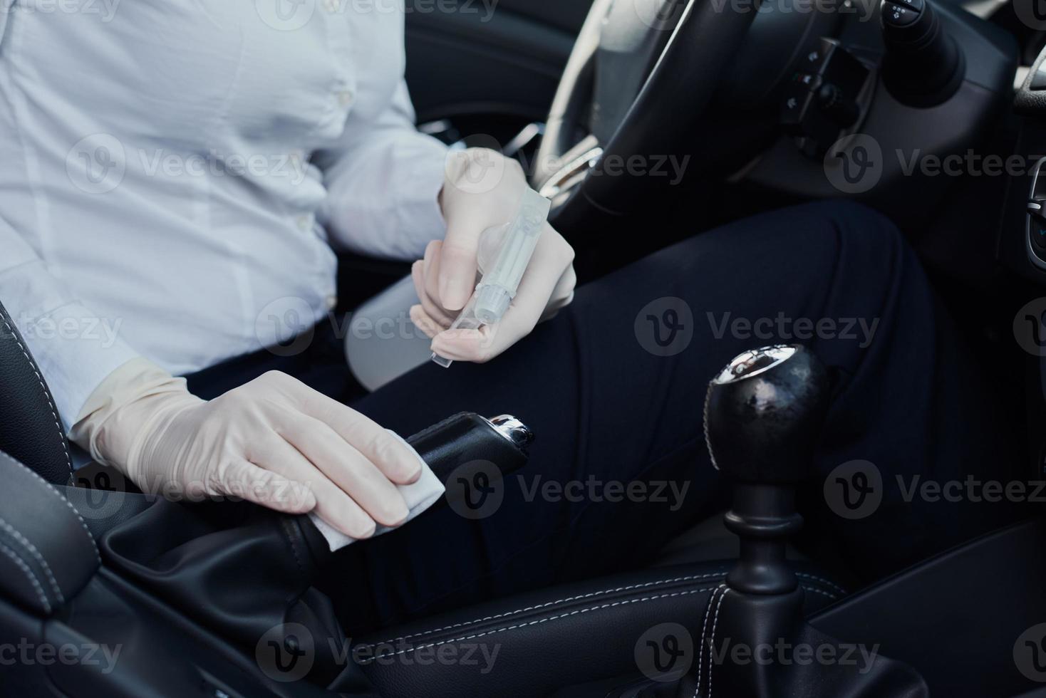 femme nettoyant l'intérieur de la voiture. main avec une lingette  antibactérienne désinfecter la voiture 14264092 Photo de stock chez Vecteezy