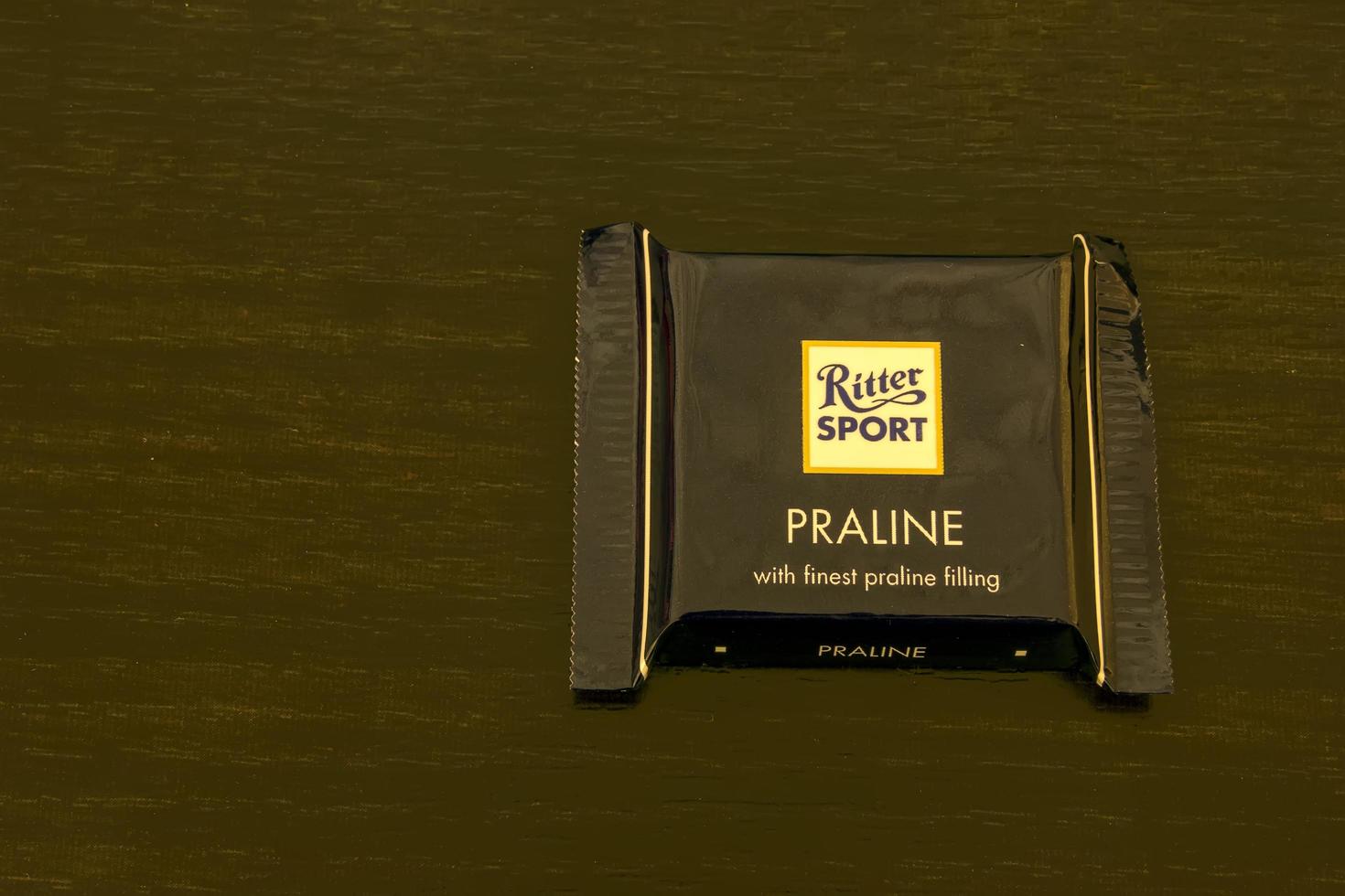 varna, bulgarie - 14 novembre 2017, barre de chocolat au lait ritter sport. . ritter sport est une marque de chocolat allemande photo