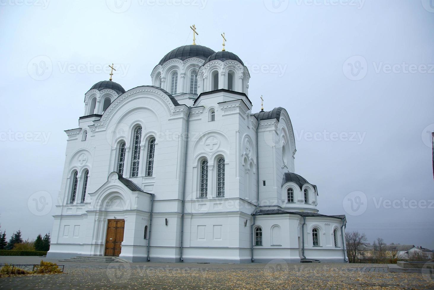 une grande église en pierre blanche avec un dôme doré et une cloche en europe de l'est est un chrétien orthodoxe pour les prières de dieu photo