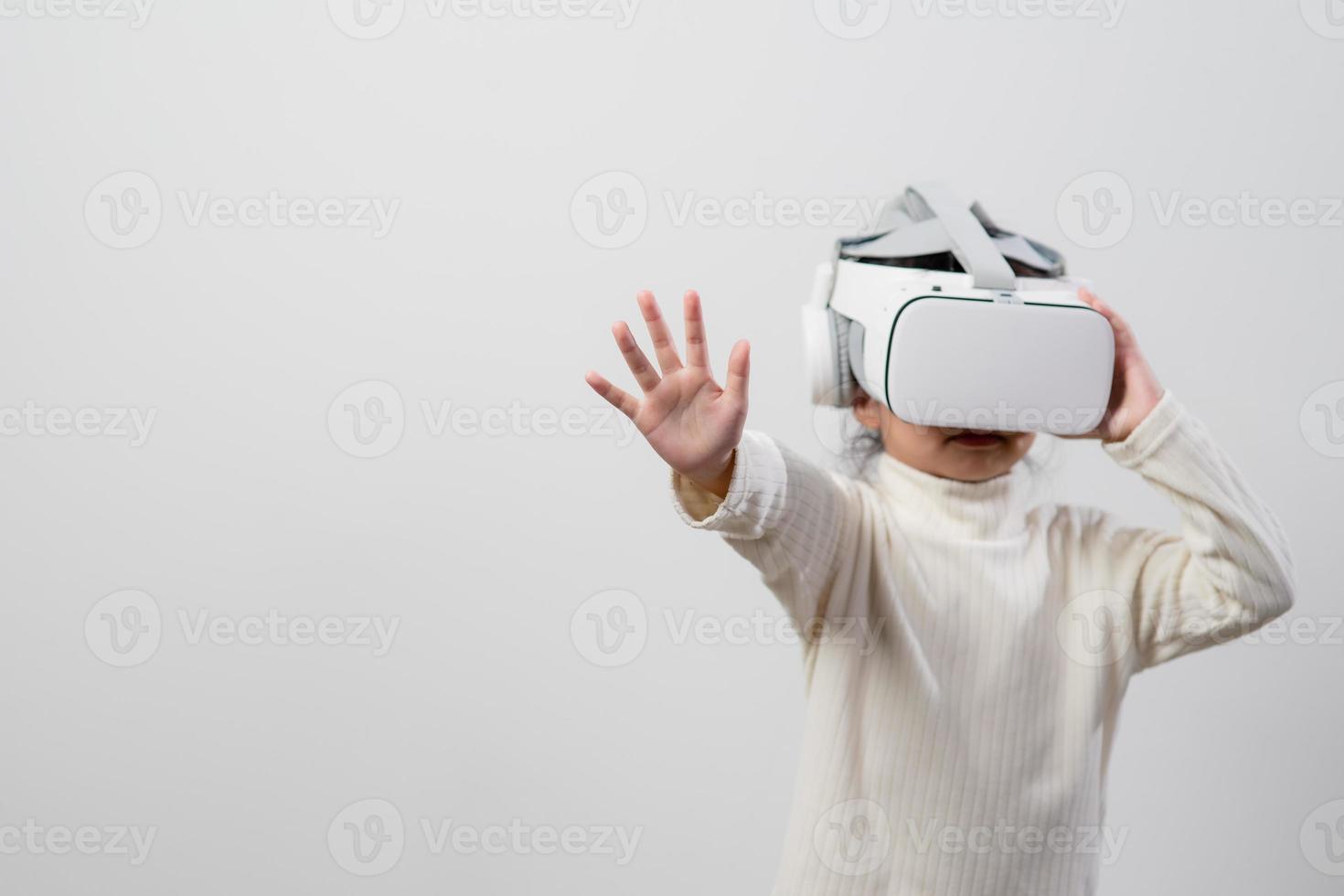 petite fille asiatique avec casque de réalité virtuelle. technologie d'innovation et concept d'éducation photo