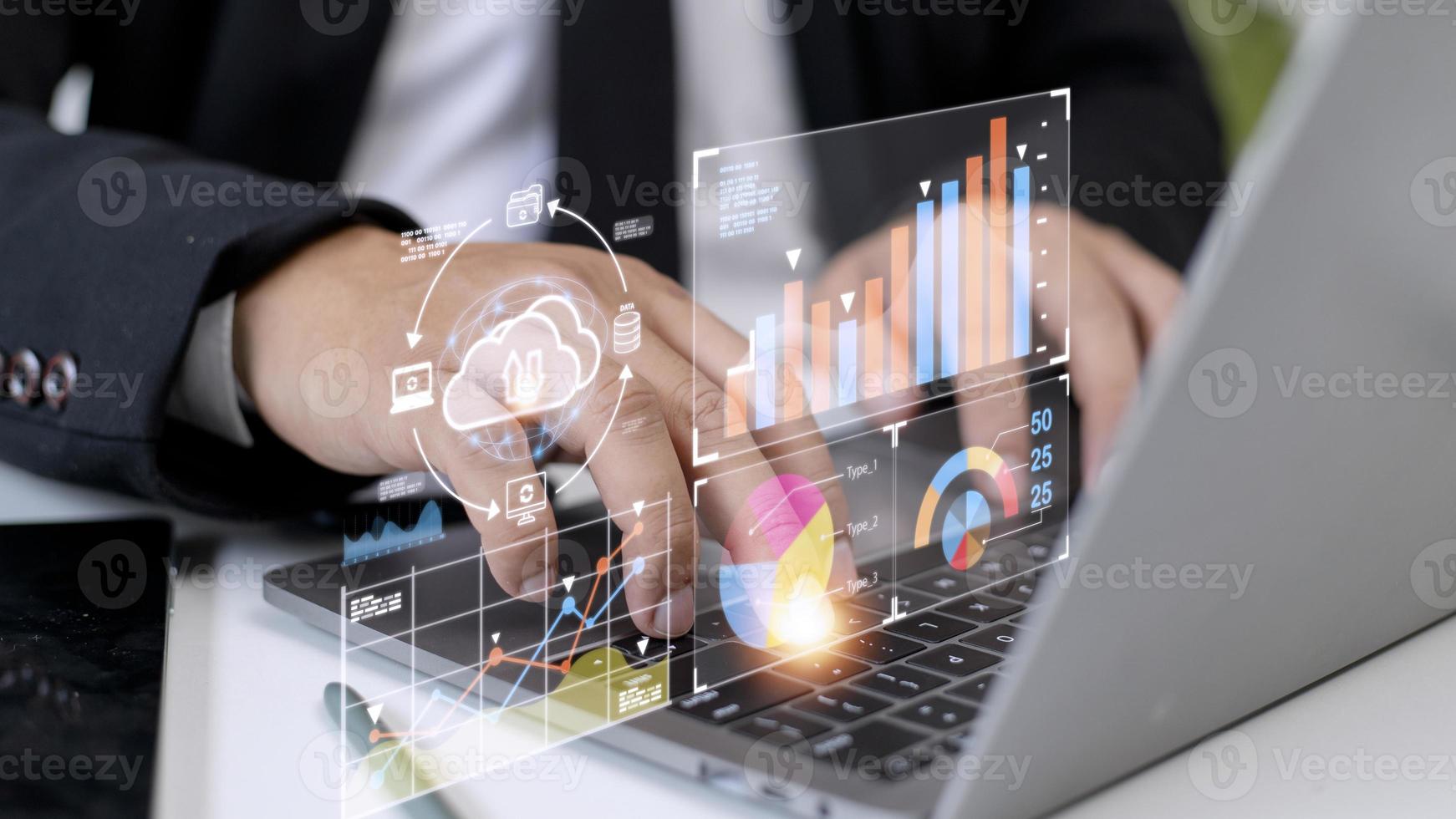 analyste travaillant avec un système d'analyse commerciale et de gestion de données sur ordinateur, créer un rapport avec des kpi et des métriques connectés à la base de données. stratégie d'entreprise pour les finances, les opérations, les ventes, le marketing. photo