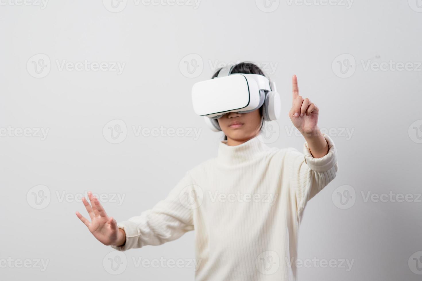 petite fille asiatique avec casque de réalité virtuelle. technologie d'innovation et concept d'éducation photo
