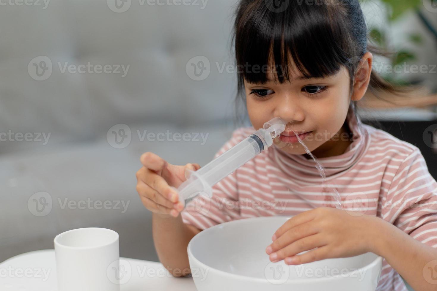 Lavage Nasal. Une Étudiante Asiatique Qui Rince Le Nez Avec Une