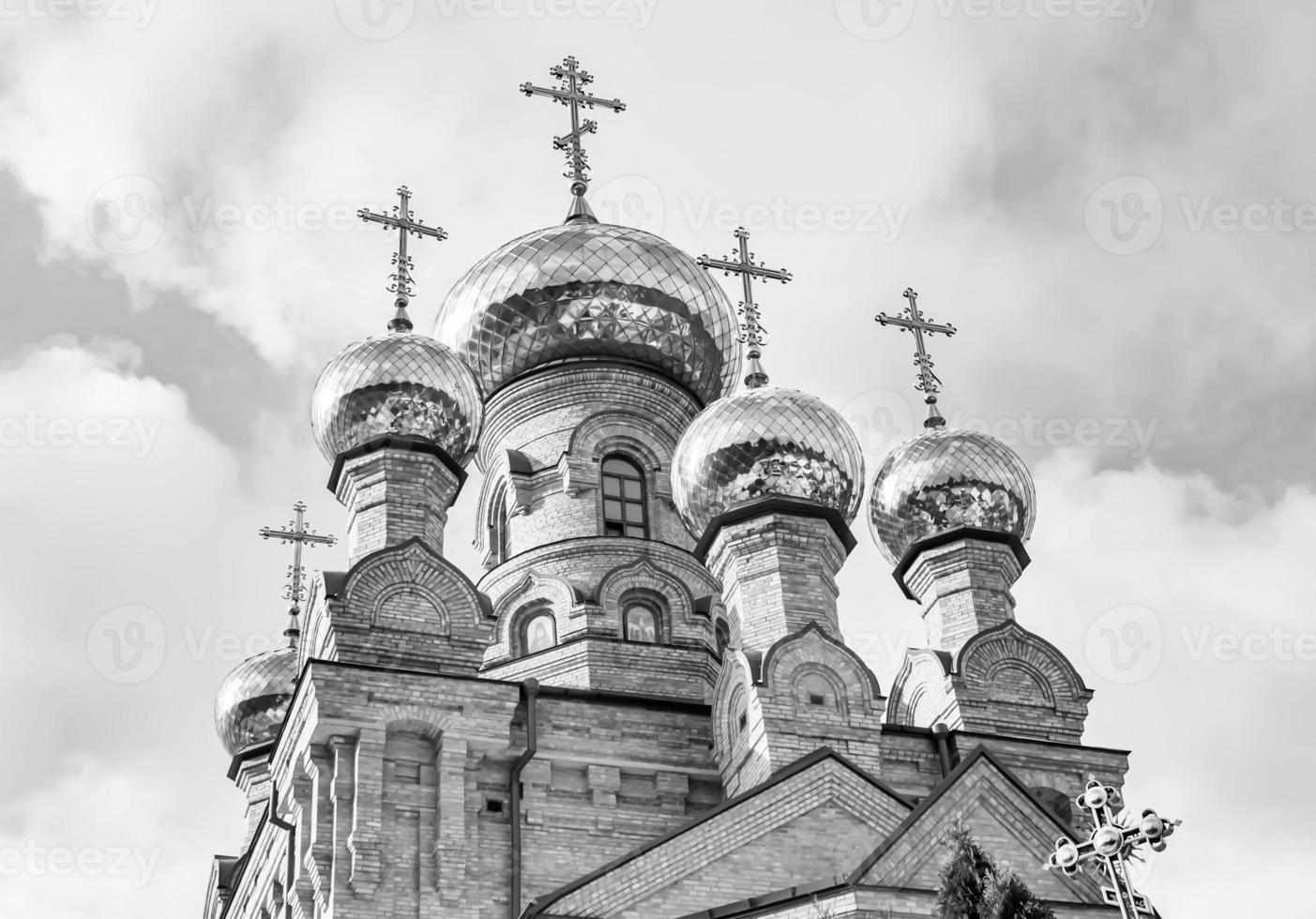 Croix de l'église chrétienne dans la haute tour du clocher pour la prière photo