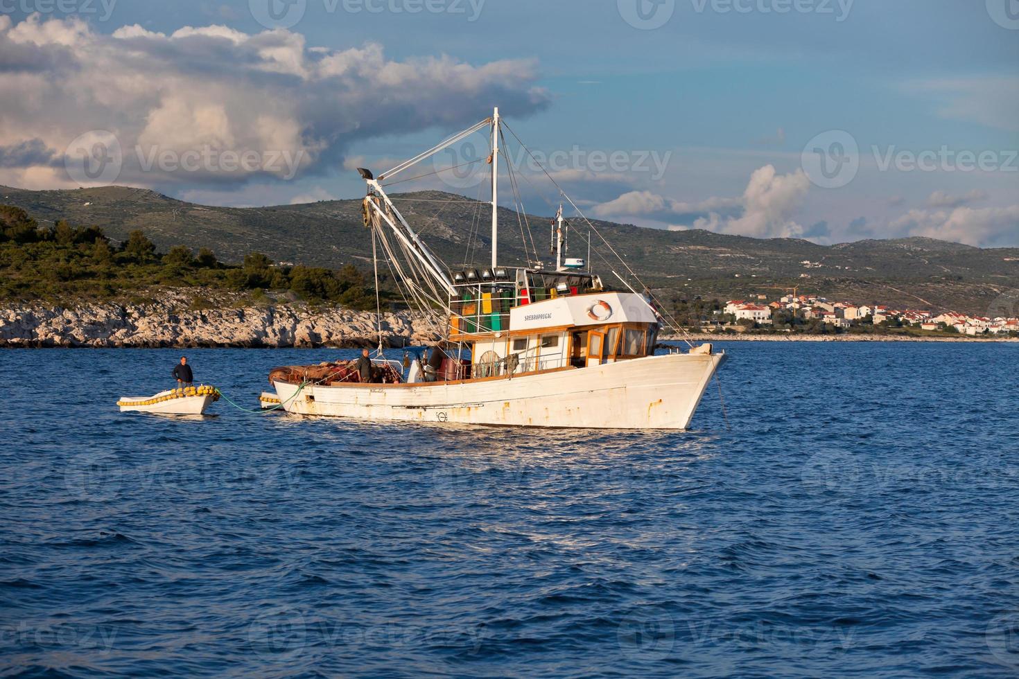 vieux bateau de pêche en mer adriatique photo