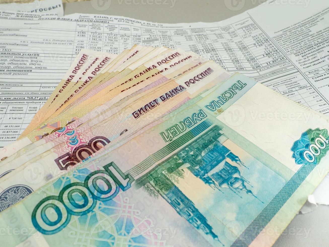 argent russe. de l'argent sur un bulletin de paie. paiement des services publics photo