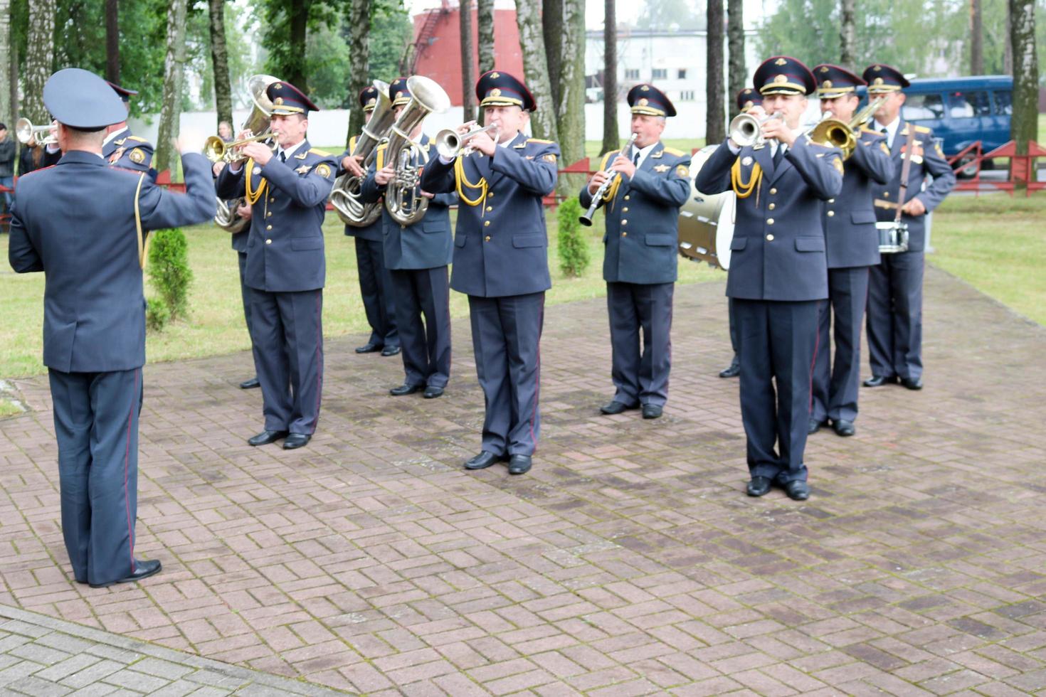 La bande militaire militaire des hommes avec des trompettes et des instruments à vent célèbre l'honneur le jour de la victoire moscou, russie, 05.09.2018 photo