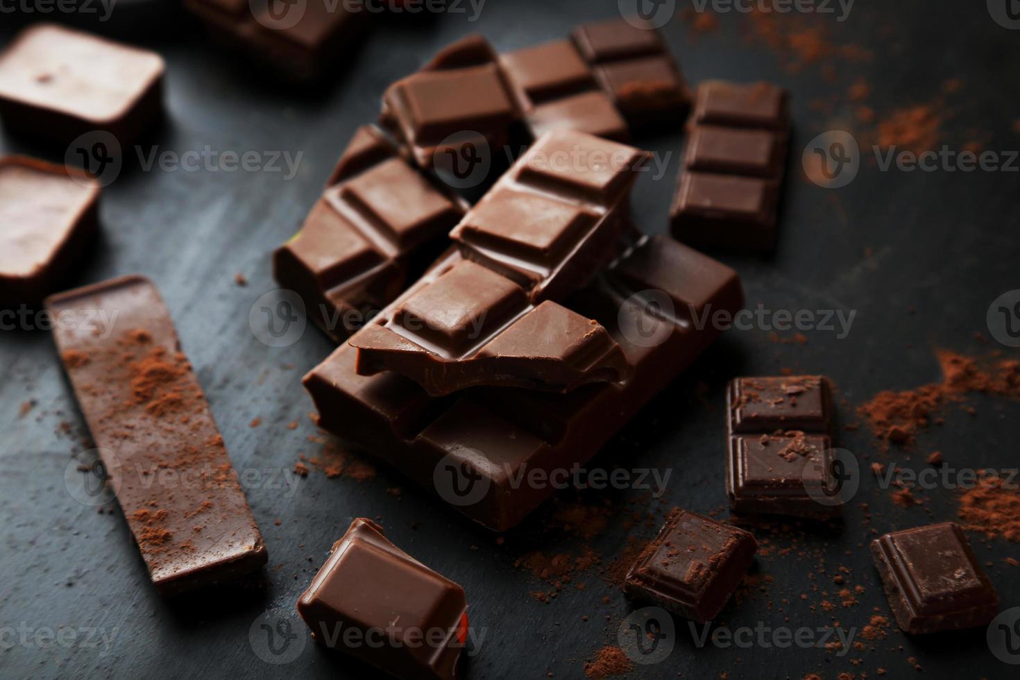 assiettes de chocolat sur fond noir photo
