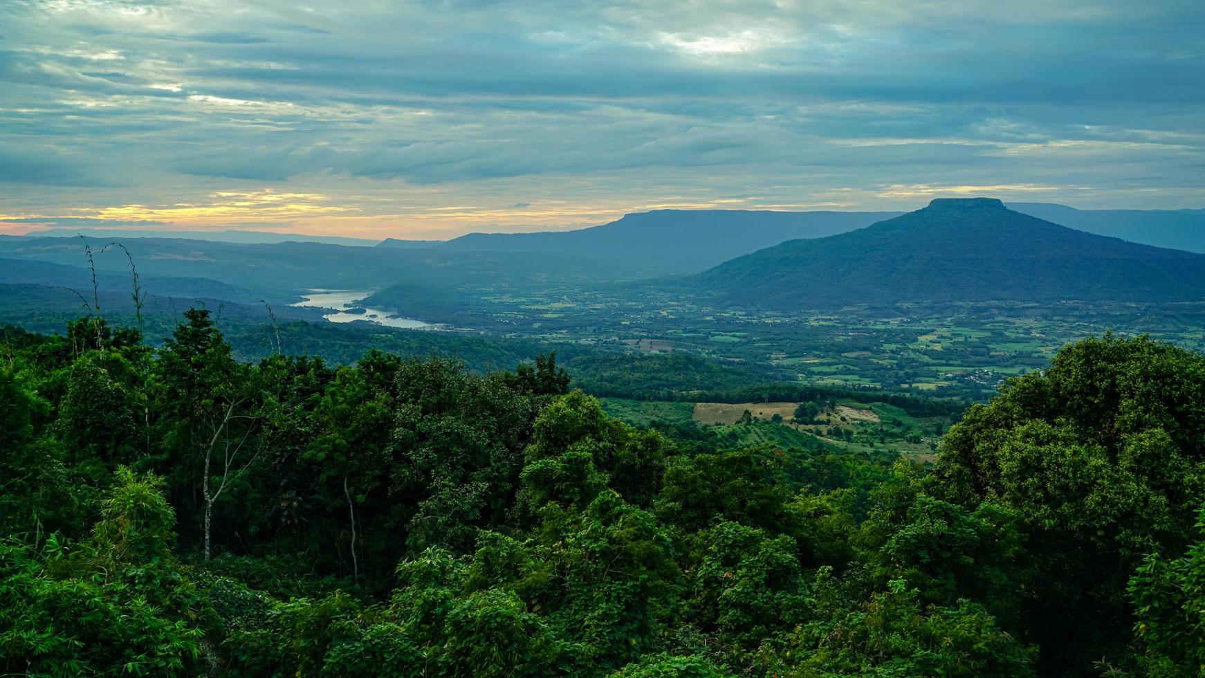 mont fuji au coucher du soleil, province de loei, thaïlande phu pa po est une destination touristique populaire car il ressemble au mont fuji au japon. photo