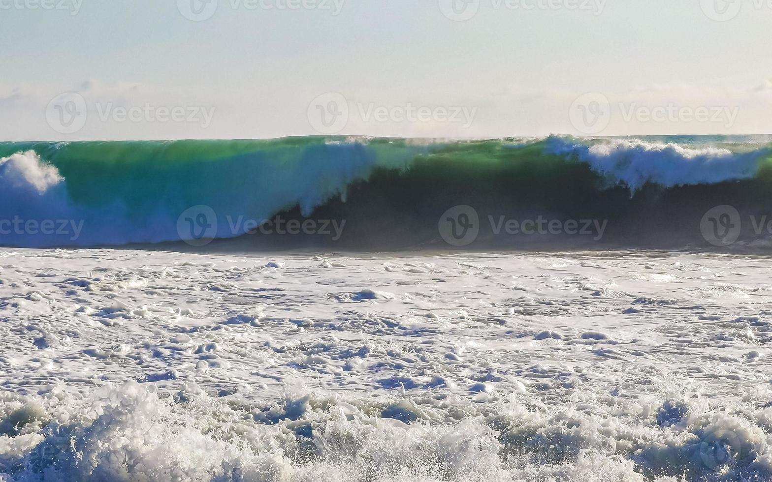 De grosses vagues de surfeurs extrêmement énormes à la plage de puerto escondido au mexique. photo