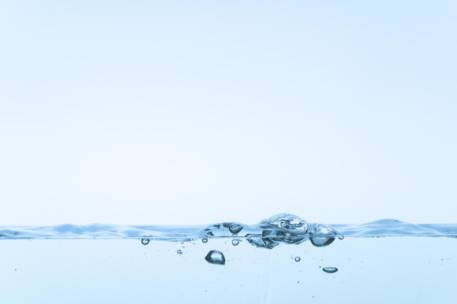 surface de l'eau sur fond blanc photo