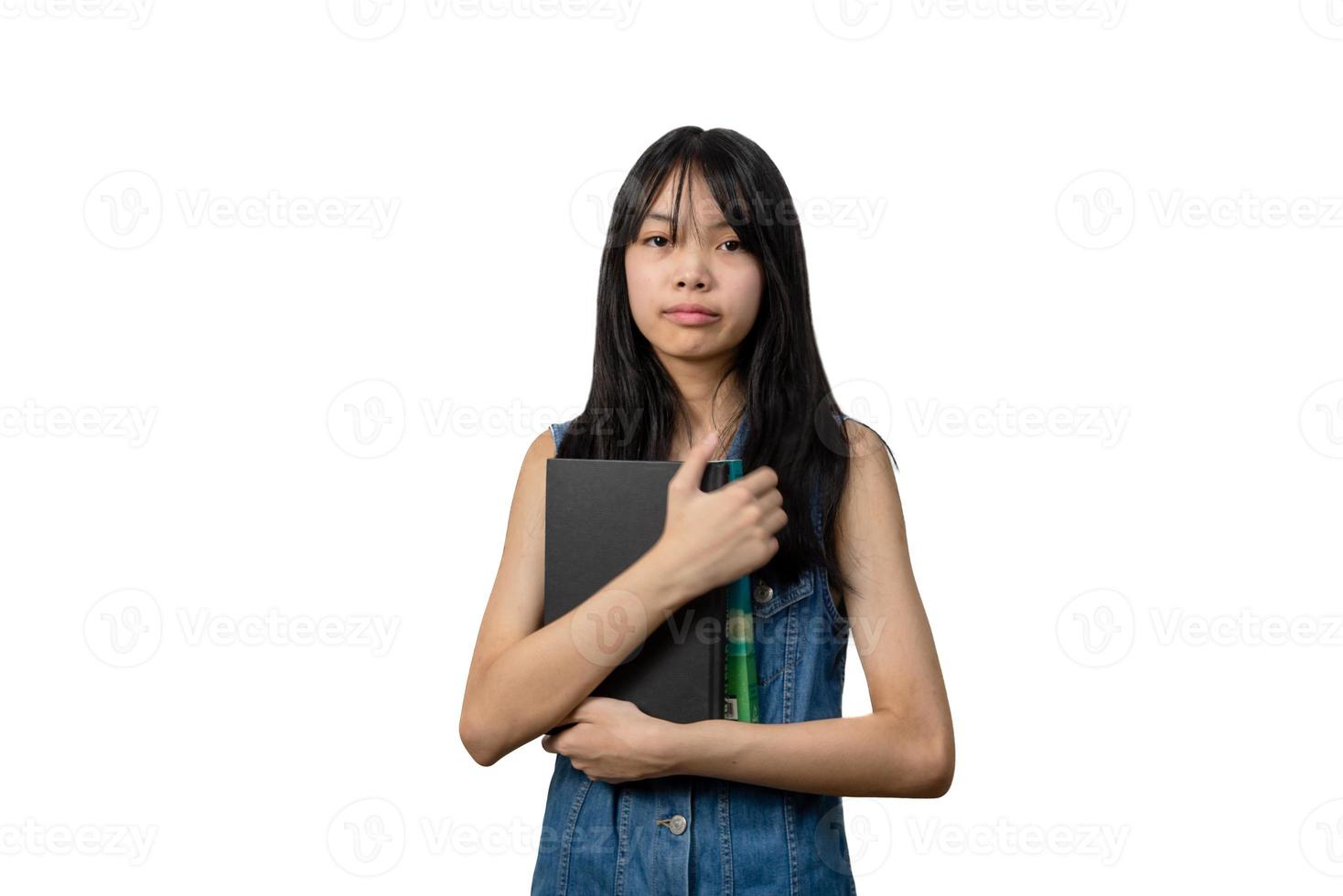 adolescente étudiante asiatique tenir livre sur fond blanc. retour à l'école et concept d'éducation. photo