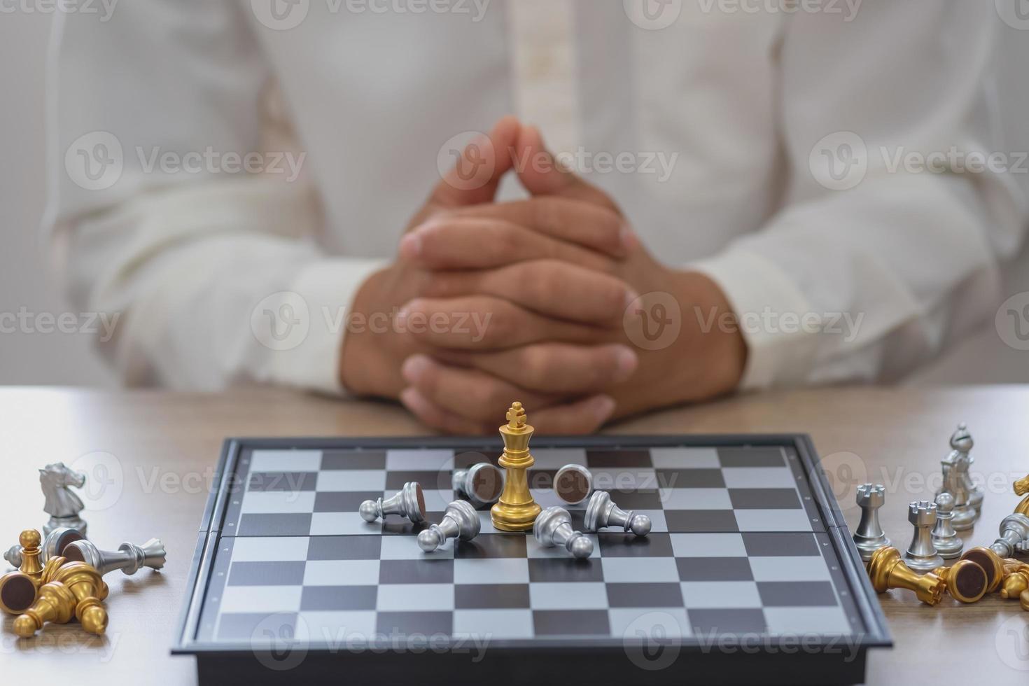 homme d'affaires planifiant une marche d'échecs les entrepreneurs planifient leurs entreprises pour concurrencer leurs concurrents dans le marketing. photo