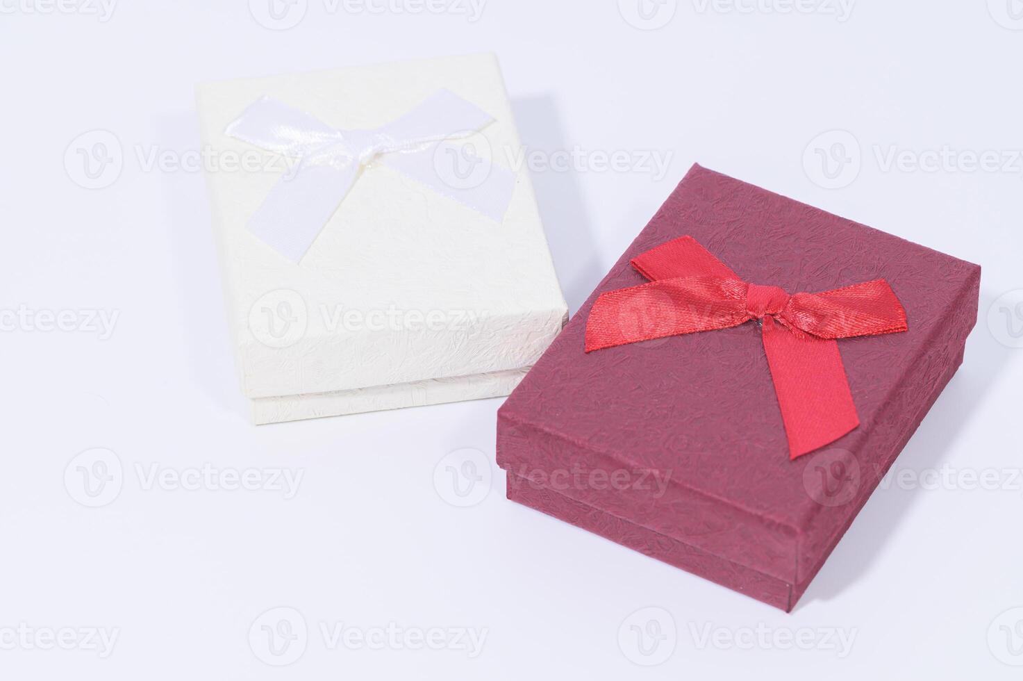 coffrets cadeaux sur fond blanc photo