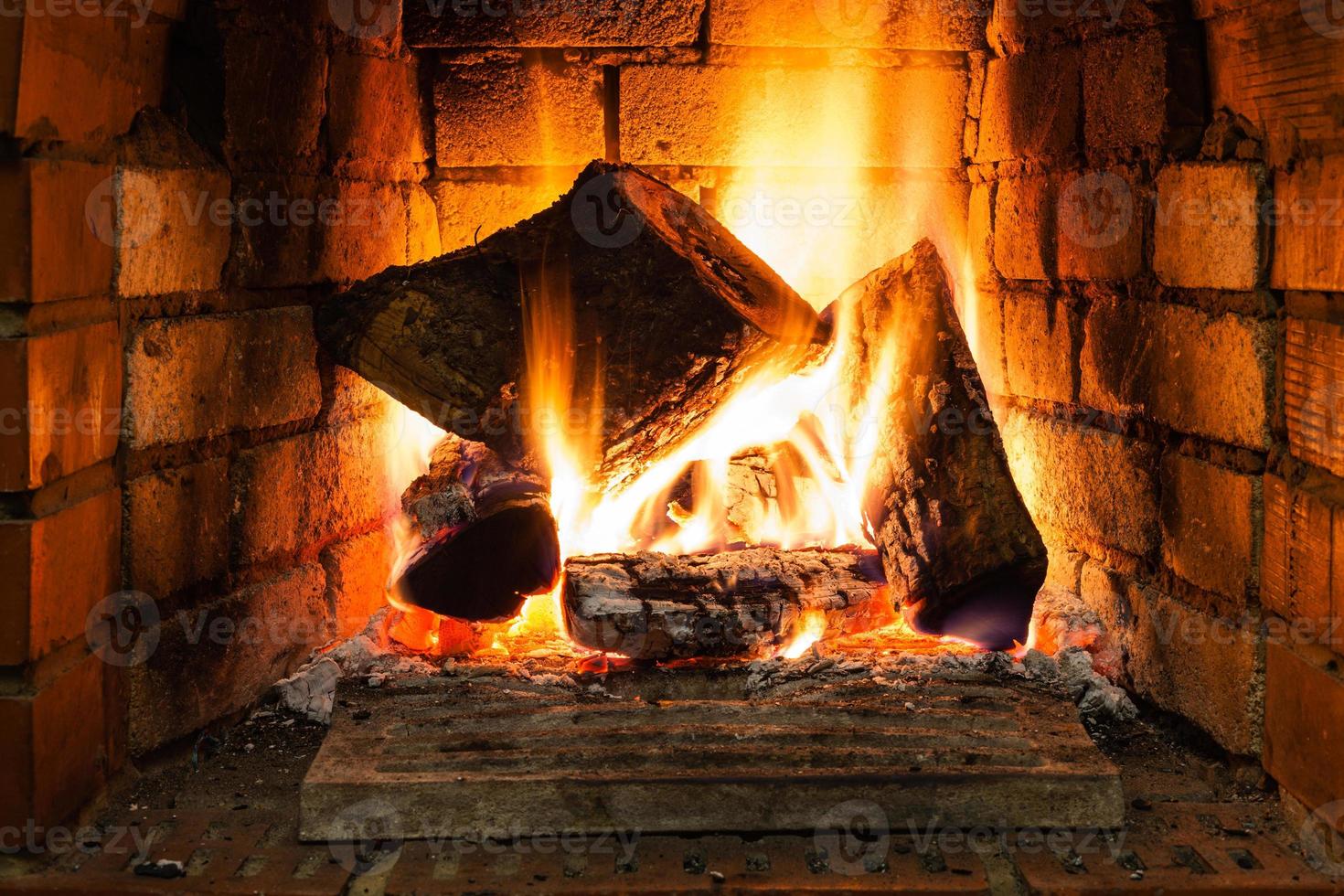 brûler du bois dans le foyer d'une cheminée photo