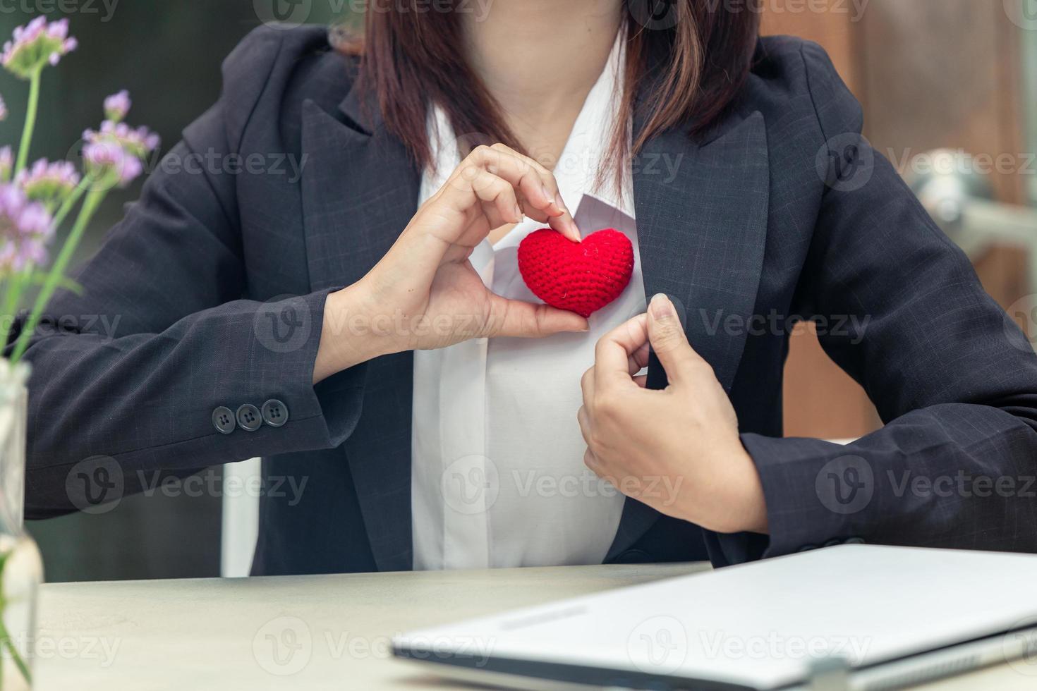 esprit de service, service à la clientèle avec coeur d'amour du concept de gens d'affaires. photo