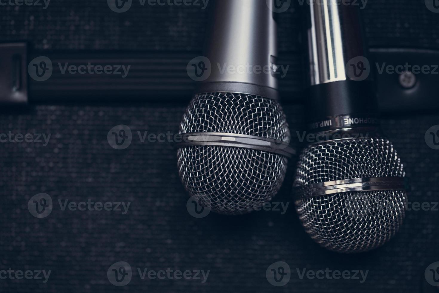 deux microphones doubles pour les chanteurs concept de duo de chanteurs. photo