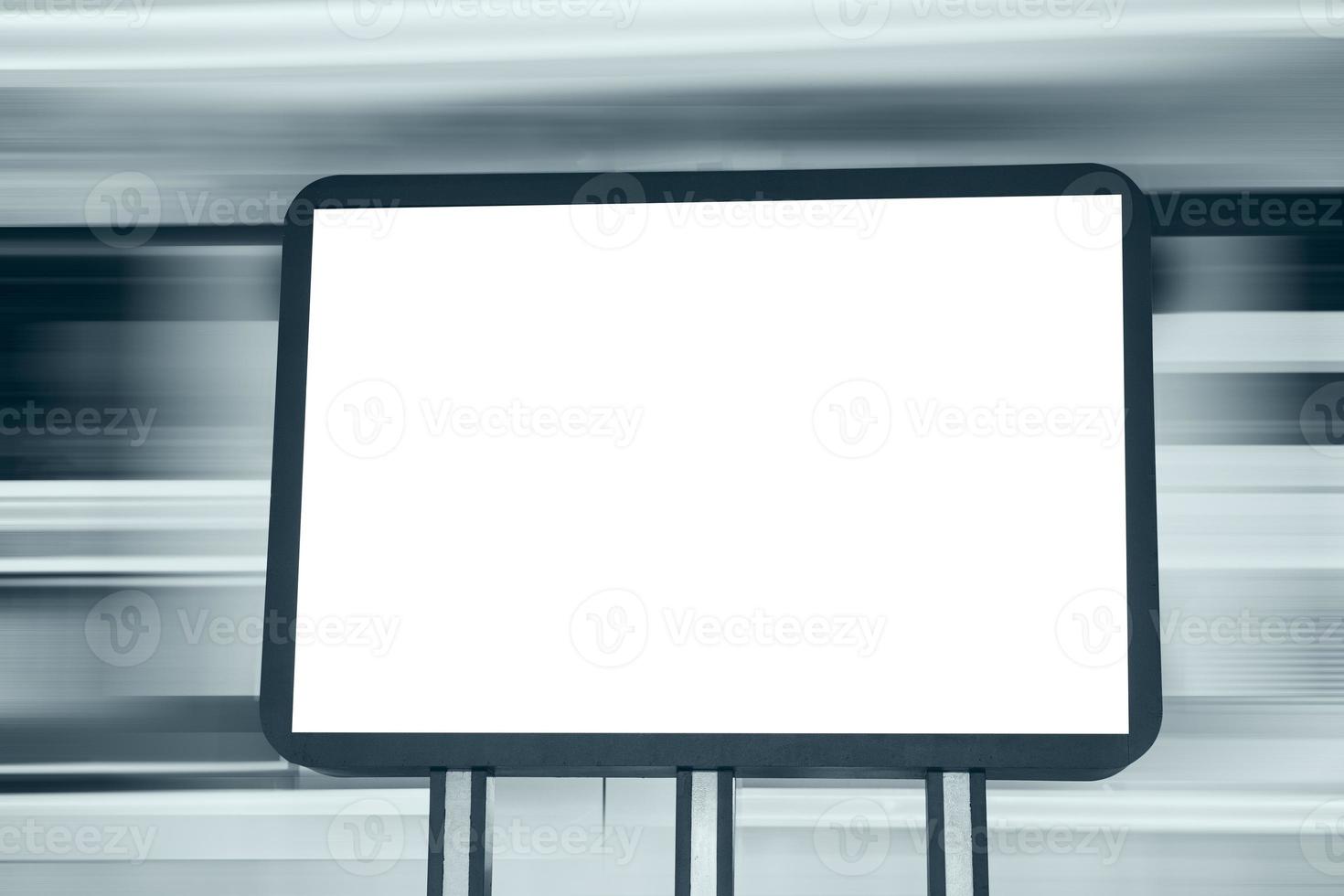 panneau publicitaire vierge avec espace blanc pour le texte des annonces. photo