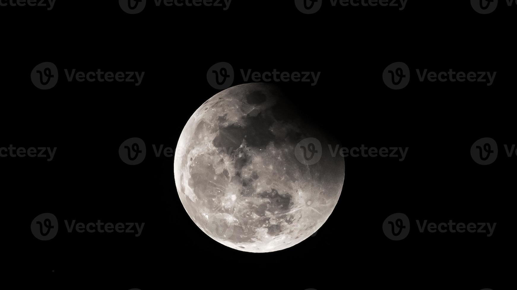 lune sur le fond sombre de la nuit noire photo