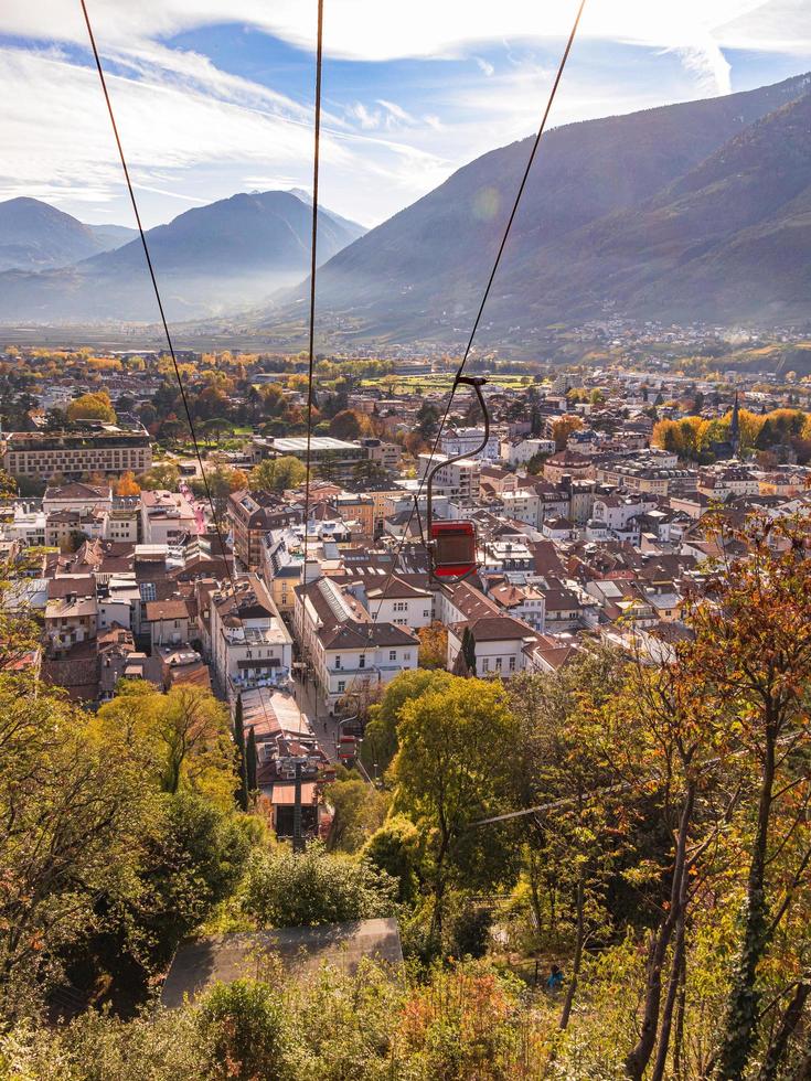 vue depuis le célèbre sentier de randonnée tappeinerweg sur télésiège et paysage urbain de merano tyrol du sud italie photo