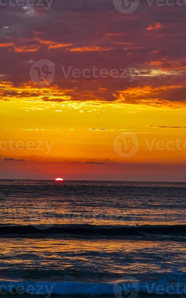 coucher de soleil doré coloré grande vague et plage puerto escondido mexique. photo