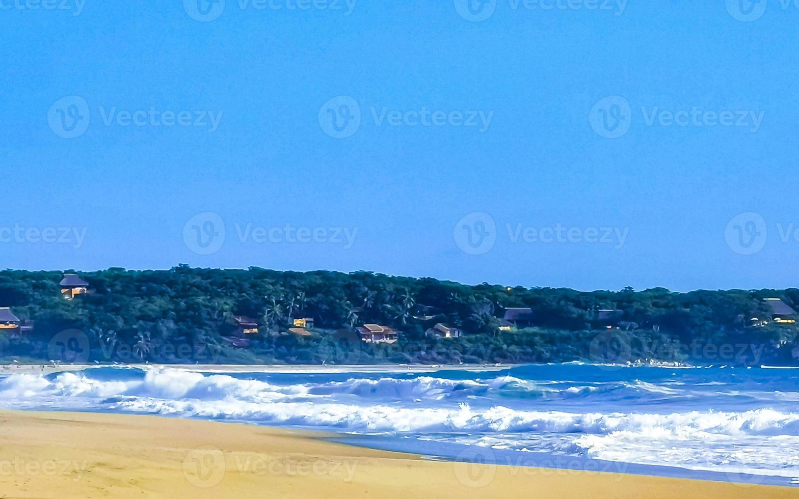 plage sable bleu eau immense surfeur vagues puerto escondido mexique. photo