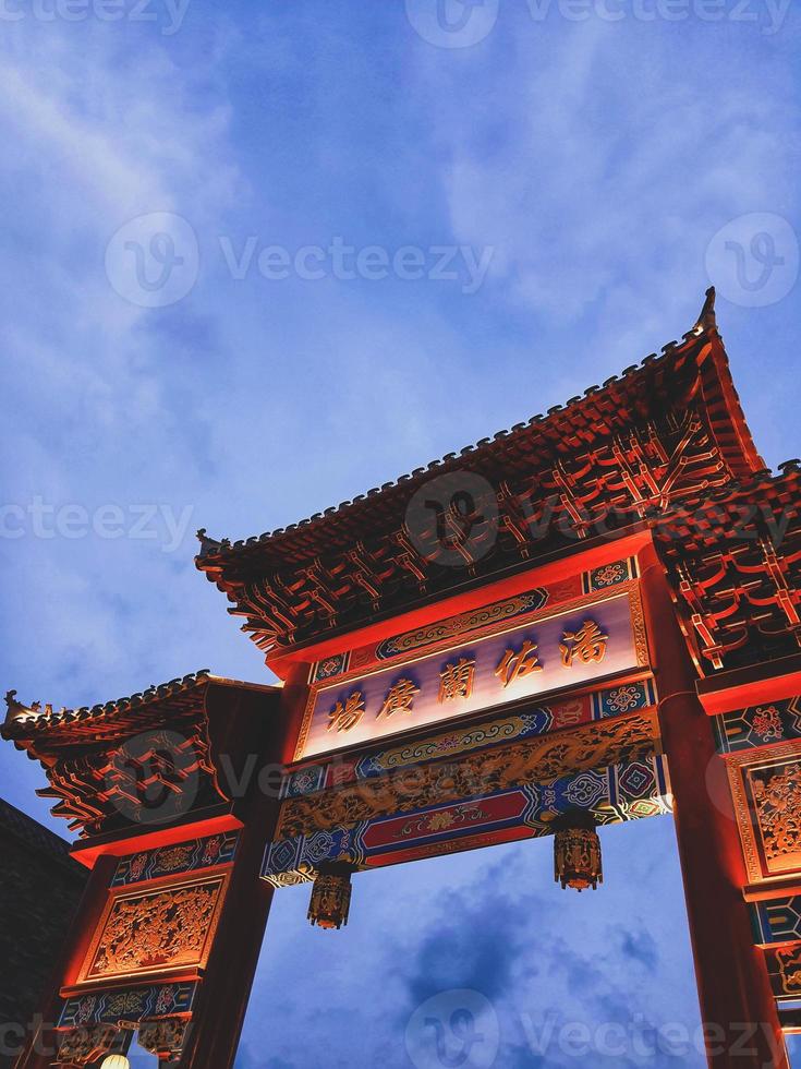 la porte d'entrée du quartier chinois de pantjoran pik avec fond de ciel bleu. photo