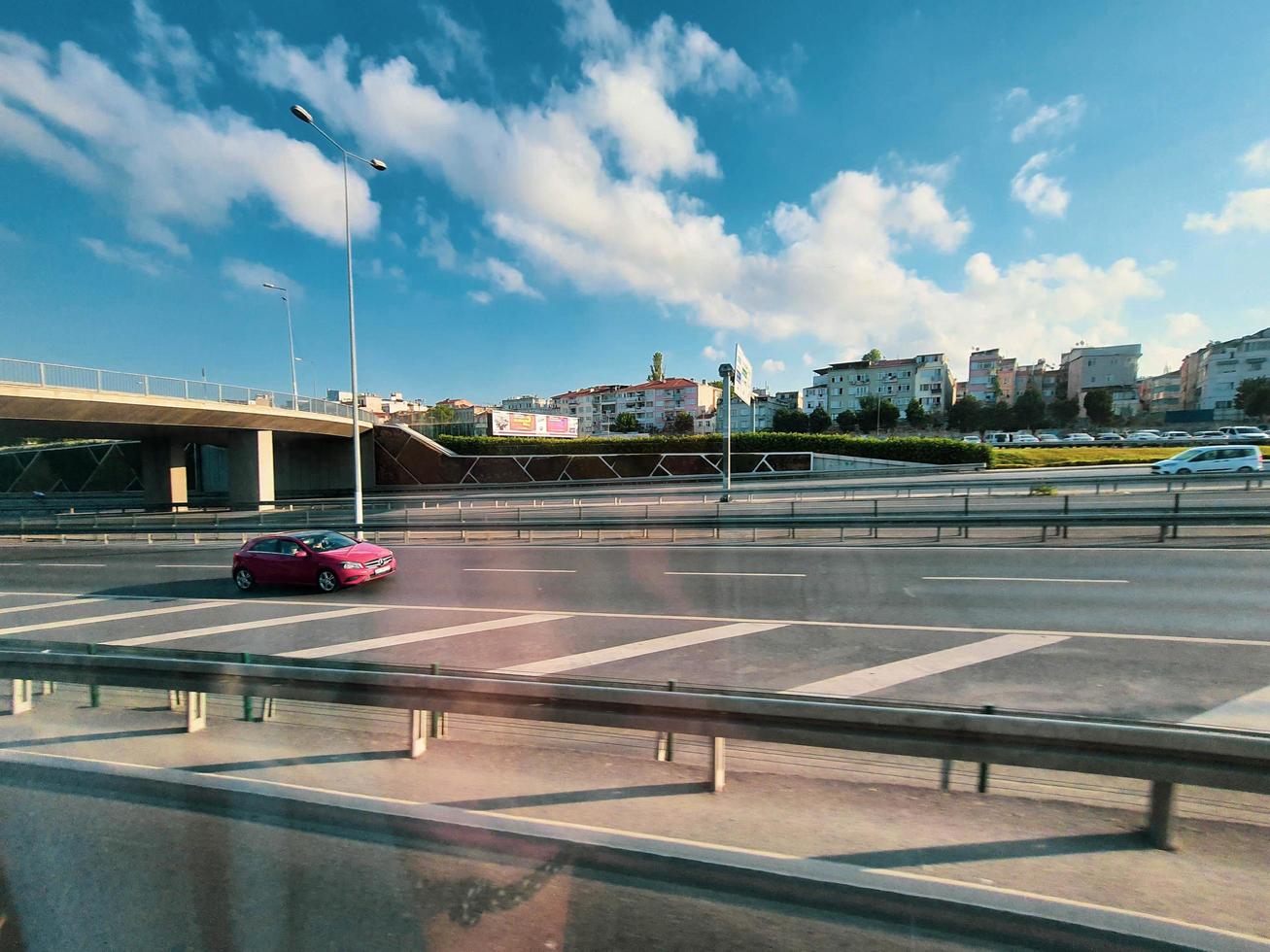 turquie en juillet 2022. cette voiture rouge accélère sur l'autoroute en turquie. photo