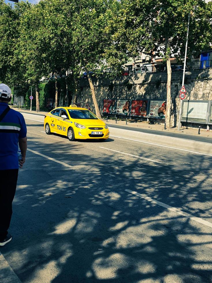 turquie en juillet 2022. circulation autour de la route devant le parc vodafone. vodafone park est un stade polyvalent qui abrite besiktas jk. photo