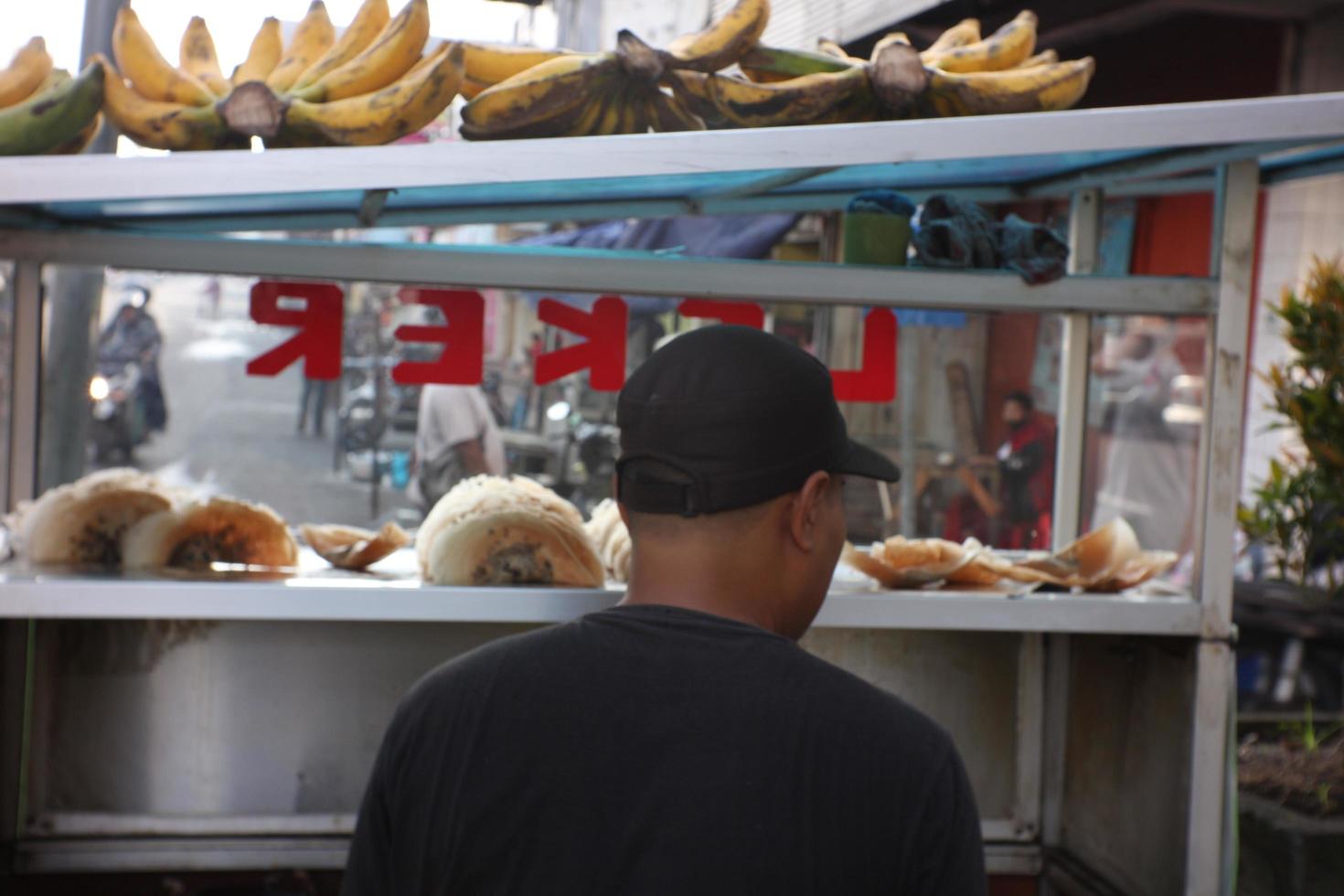 magelang, indonésie, 2022-leker cake, crêpes fines croustillantes traditionnelles de collations populaires en indonésie photo