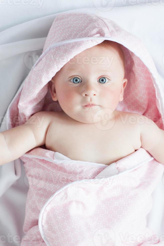 bébé heureux avec une serviette photo