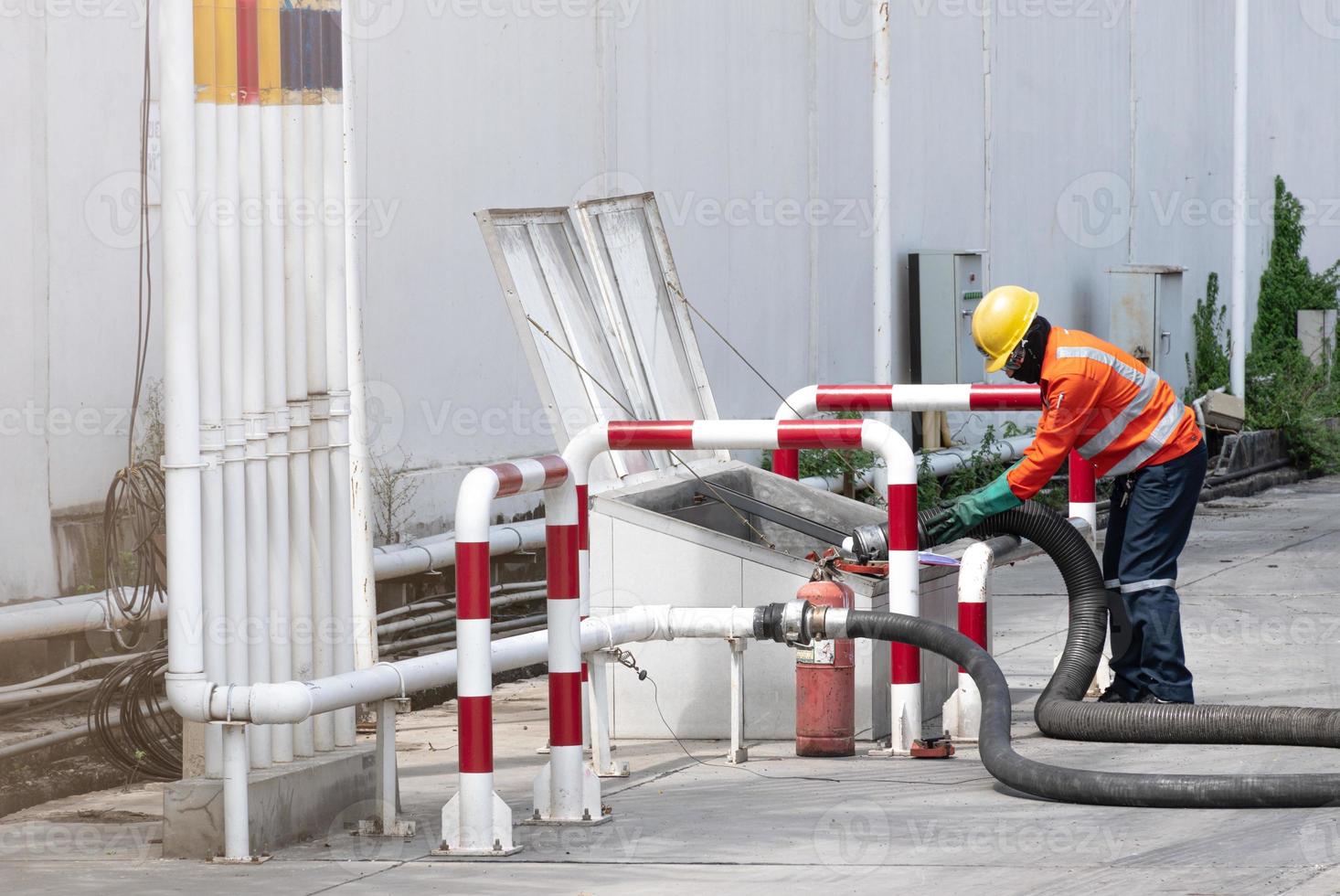 l'ingénieur transfère de l'huile dans le réservoir, se reposant du camion-citerne. photo