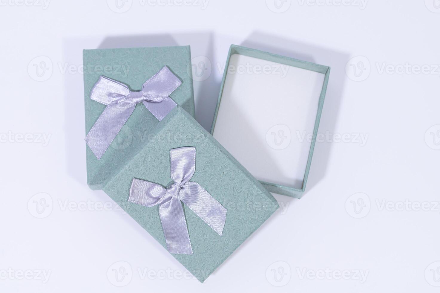 coffrets cadeaux sur fond blanc photo