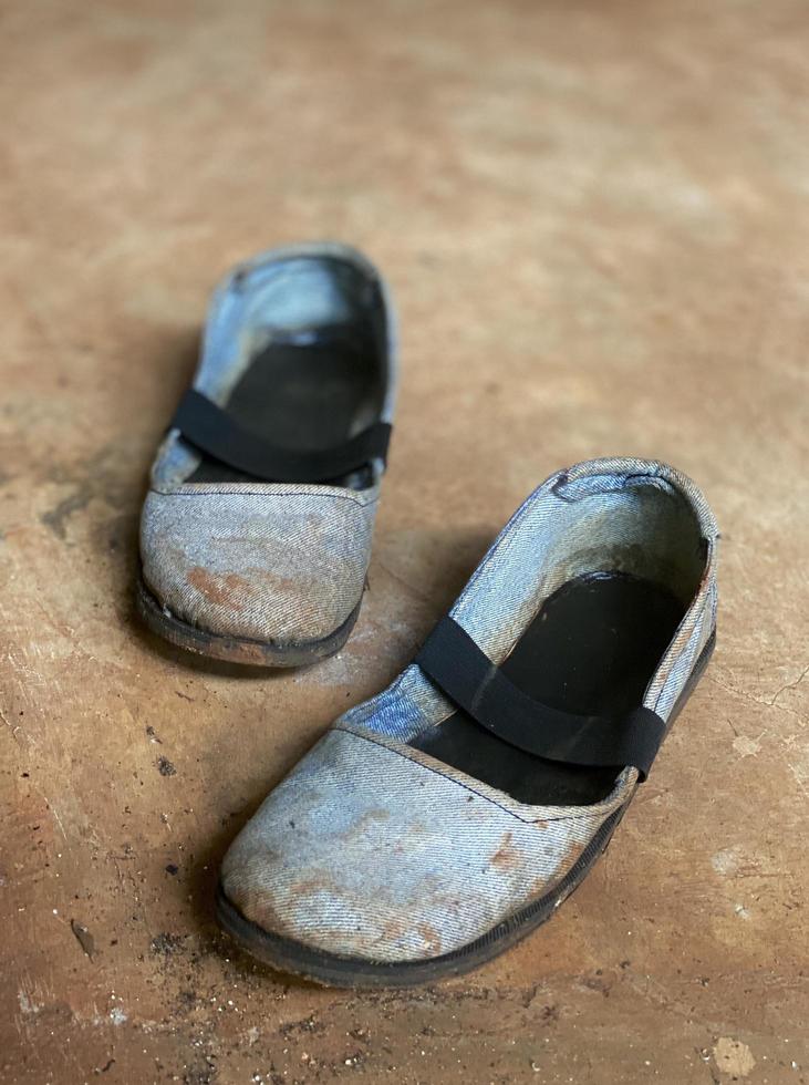 chaussures à enfiler noires et grises photo