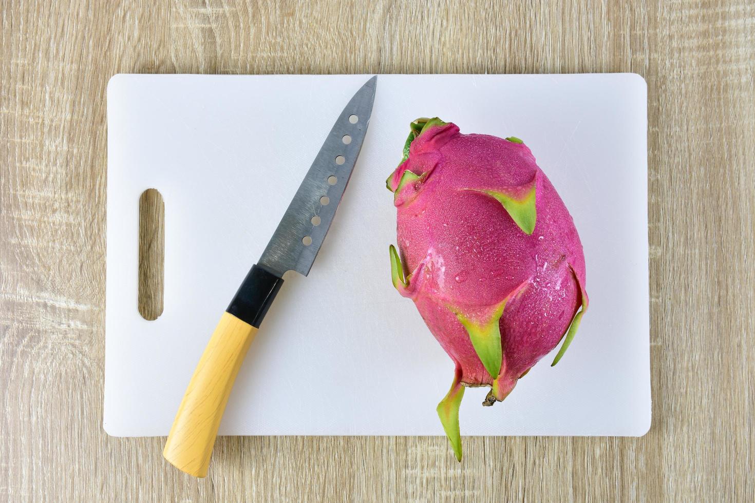 un fruit du dragon sur une planche à découper photo