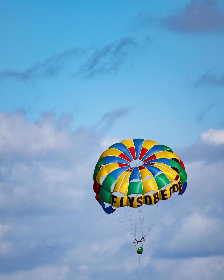 Miami, 2020 - personne parachute ascensionnel pendant la journée photo