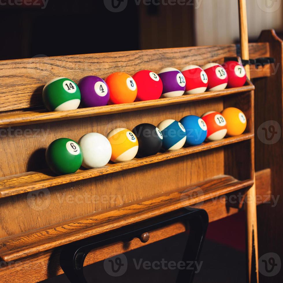 ensemble photo carré de boules pour une partie de billard sur des étagères