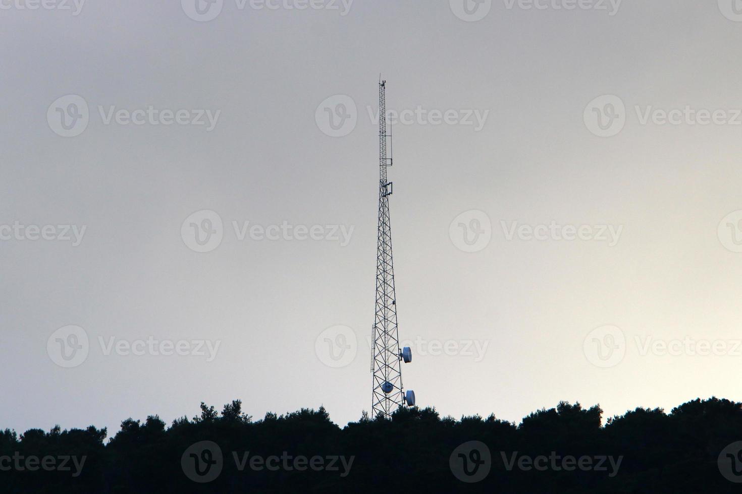 antenne haute pour émettre et recevoir des ondes radio. photo