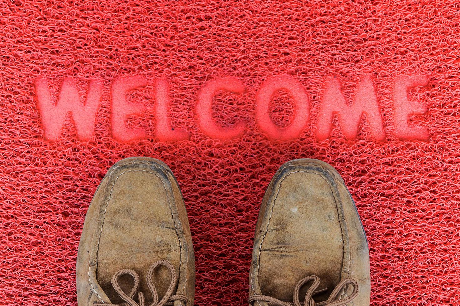 tapis de bienvenue avec des chaussures photo