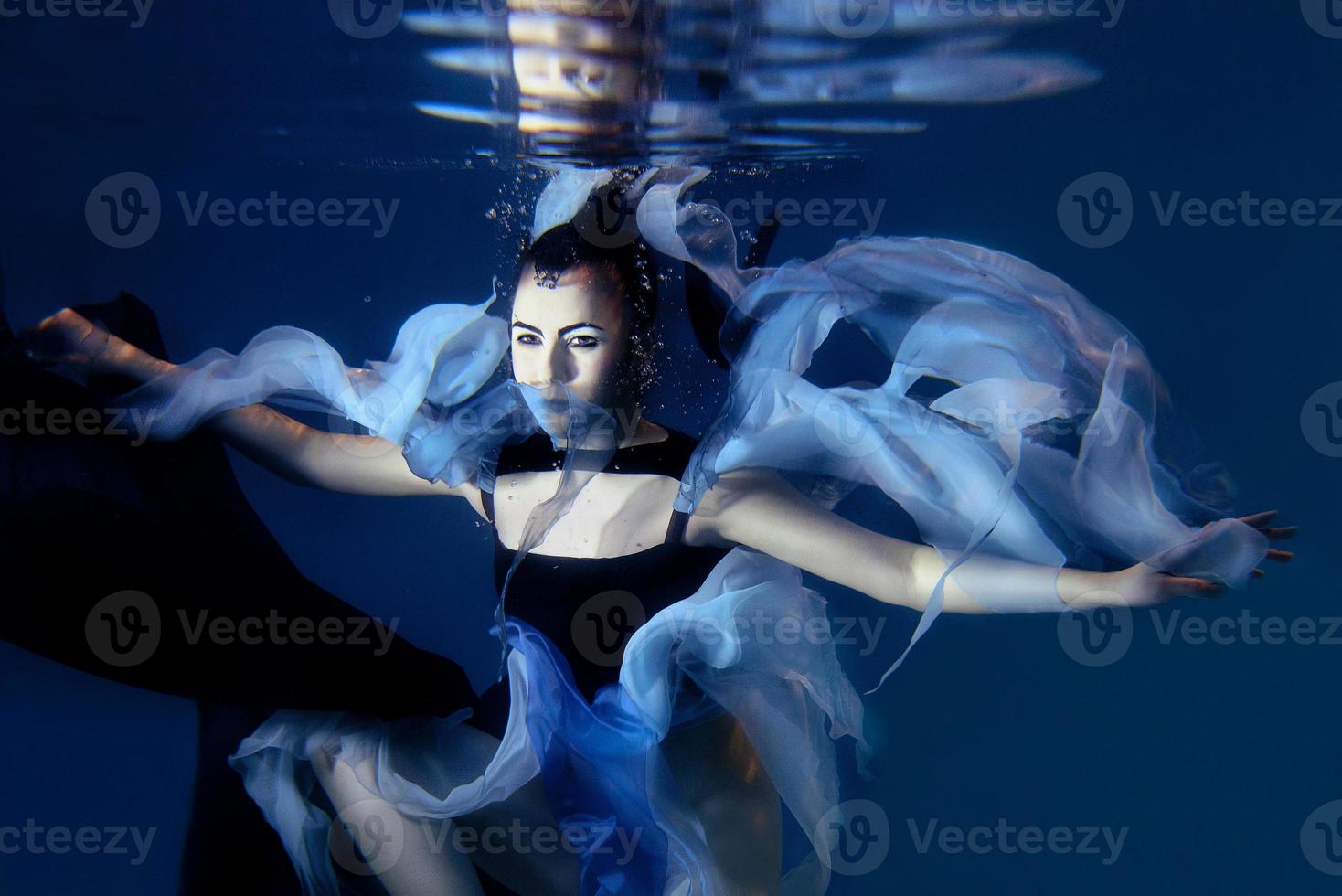 belle jeune femme artistique dansant sous l'eau. sirène, danse, concept de fée photo